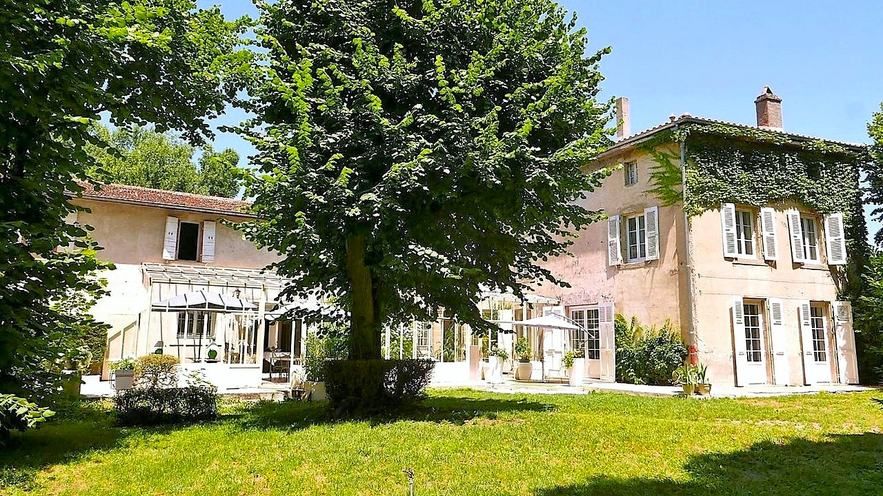Maison de maître 19 ème ,8 chambres dans parc de 1.6 ha